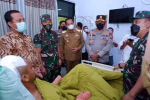 Kapolda Sulsel Jenguk Korban Aksi Penyerangan Asrama Mahasiswa Di Makassar