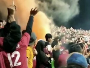 Nyalakan Smoke Bom Didalam Stdion, Penonton Ini Nyaris Menjadi Bulan-bulanan Supporter