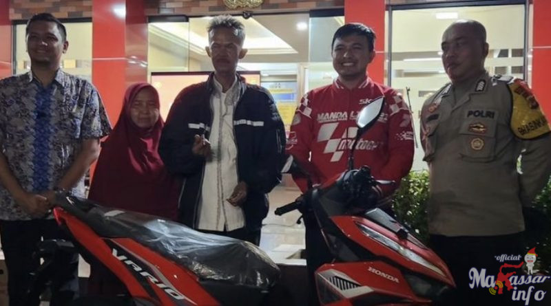 Kisah Abah Saleh Darmawan, Driver Ojol Yang Kehilangan Motornya Saat Sholat Isya Akhirnya Berujung Bahagia